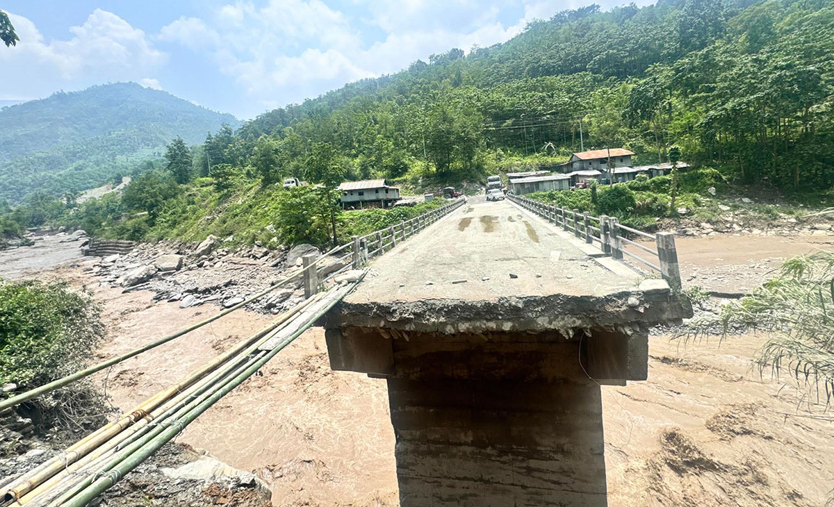 मनसुन सुरु नहुँदै पूर्वमा बाढीको बितण्डा : घर, पुल र सडक बग्न थाले