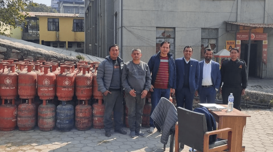 एलपीजी अभावको गुनासोपछि टेकुबाटै ग्यास बिक्री सुरु