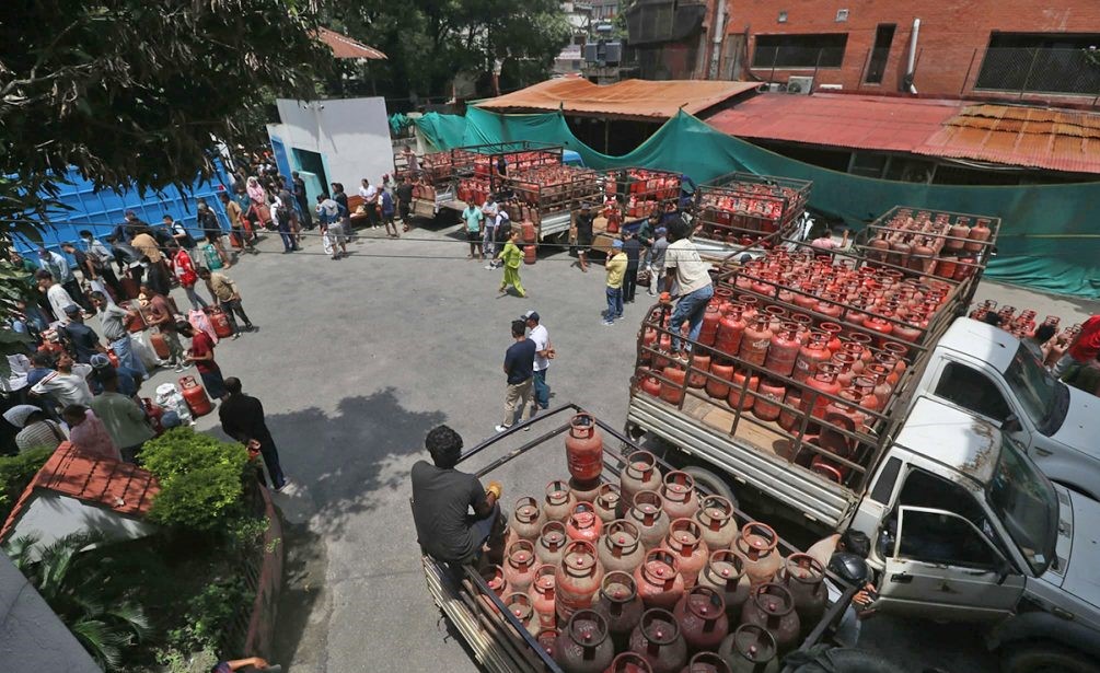 ग्यासको हाहाकारपछि काठमाडौंका पाँच ठाउँमा यसरी भइरहेको छ बिक्री