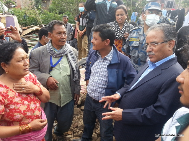 Prachanda- helping earthquake victim (10)