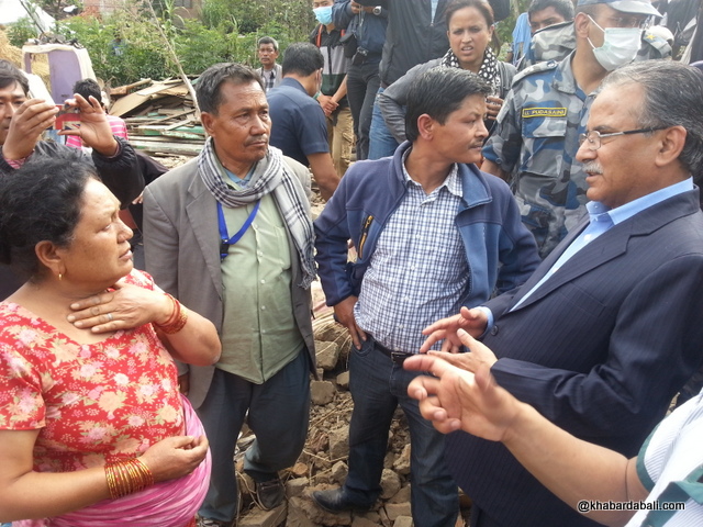 Prachanda- helping earthquake victim (11)