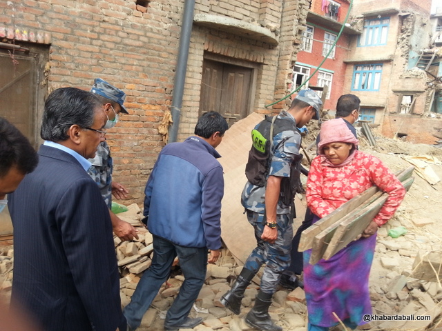 Prachanda- helping earthquake victim (14)
