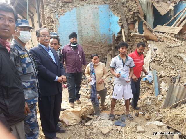 Prachanda- helping earthquake victim (15)