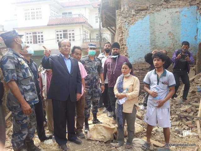 Prachanda- helping earthquake victim (16)