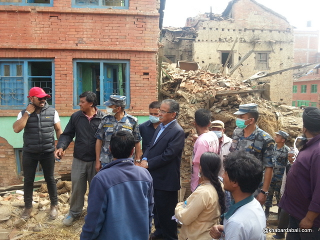 Prachanda- helping earthquake victim (17)