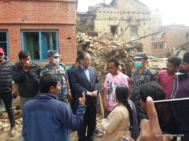 Prachanda- helping earthquake victim (18)