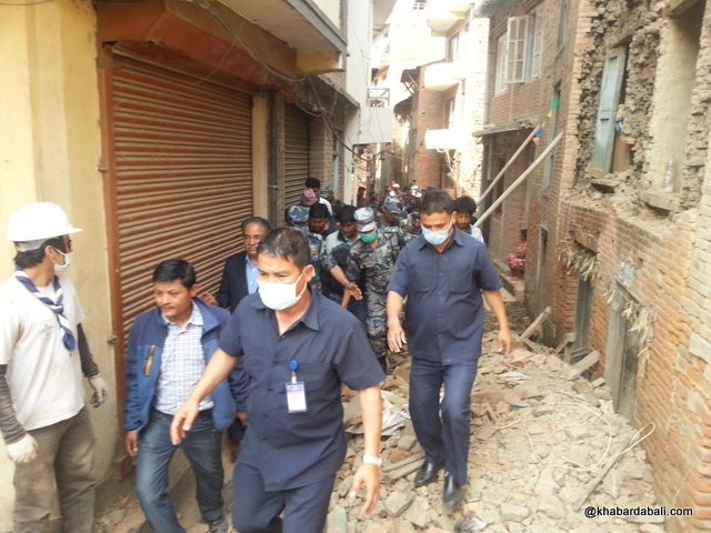 Prachanda- helping earthquake victim (3)