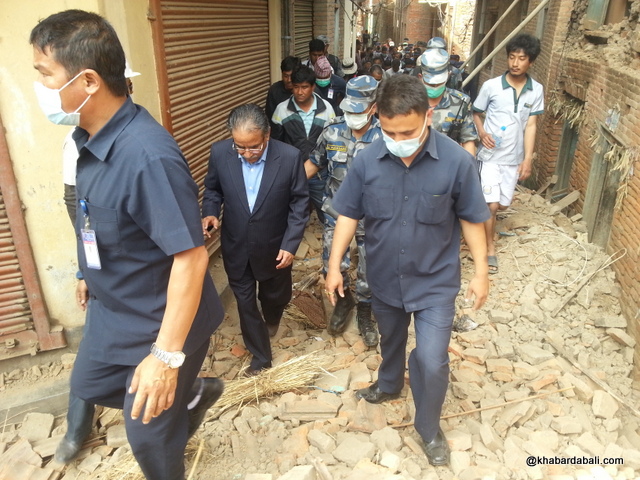 Prachanda- helping earthquake victim (4)