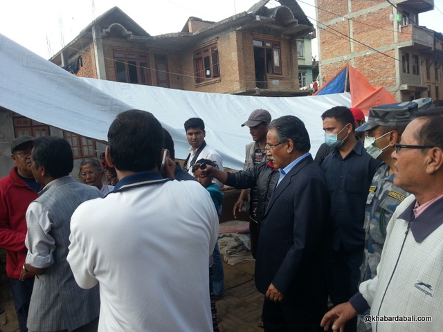 Prachanda- helping earthquake victim (45)