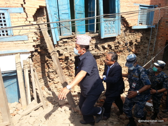Prachanda- helping earthquake victim (67)