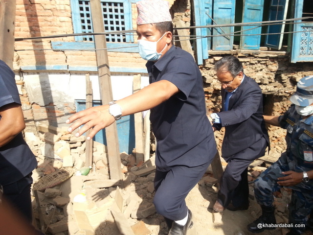 Prachanda- helping earthquake victim (68)