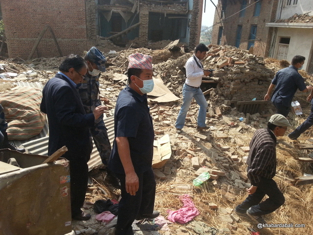 Prachanda- helping earthquake victim (71)
