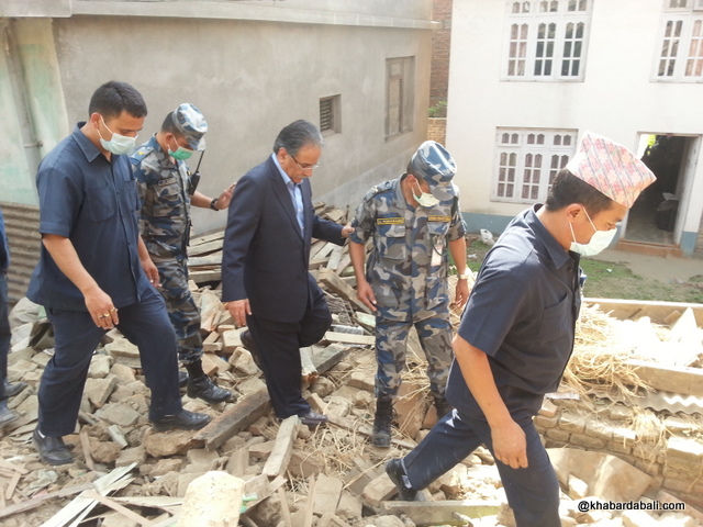 Prachanda- helping earthquake victim (79)