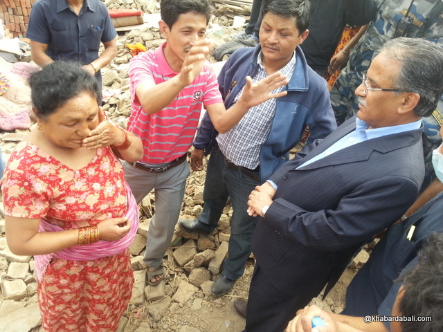 Prachanda- helping earthquake victim (9)